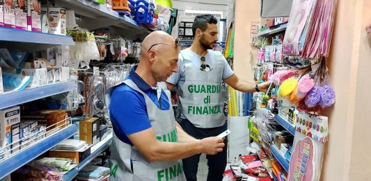 Oltre 10mila articoli non conformi agli standard di sicurezza, sequestro della Finanza in un negozio di Morcone