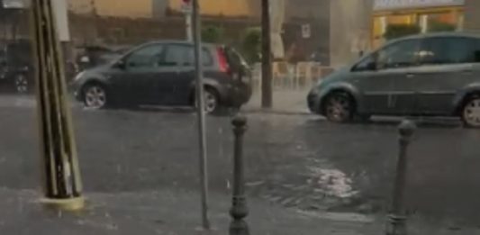 Maltempo in città, danni e disagi: tombino saltato provoca incidente e tre feriti