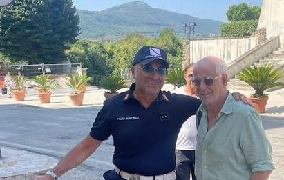 Toni Servillo beccato a passeggio a Sant’Agata de’ Goti