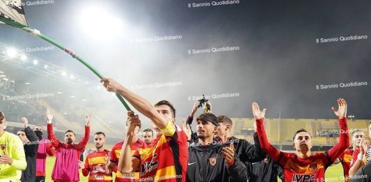 E’ un Benevento che non soffre di vertigini e la concorrenza annaspa