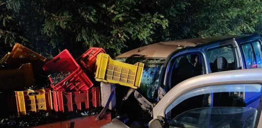 Auto contro trattore, 67enne perde la vita: altre due persone in codice rosso