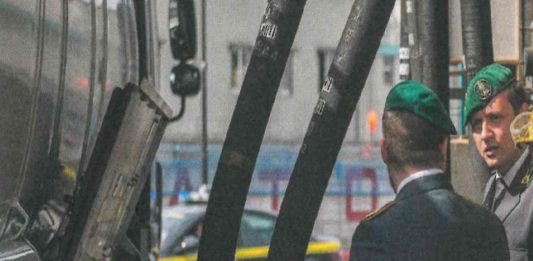 Blitz della Guardia di Finanza in due distributori: sequestrati 8mila litri di gasolio adulterato