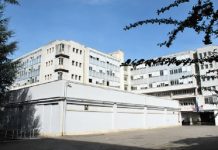 Finestra divelta dal vento, paura ma nessun ferito al ‘Guacci’