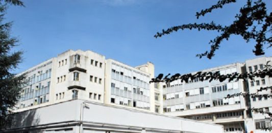 Finestra divelta dal vento, paura ma nessun ferito al ‘Guacci’