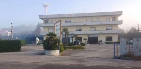 In fiamme deposito di mobili in valle Caudina, ingenti i danni