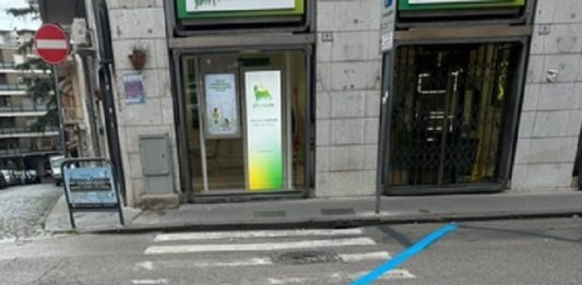 Stalli sulle strisce pedonali e niente posti per disabili: caos parcheggi in via Ennio Goduti, “rimedieremo”