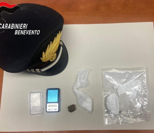 Arrivano i Carabinieri e getta cocaina dalla finestra: arrestato 30enne di Pietrelcina