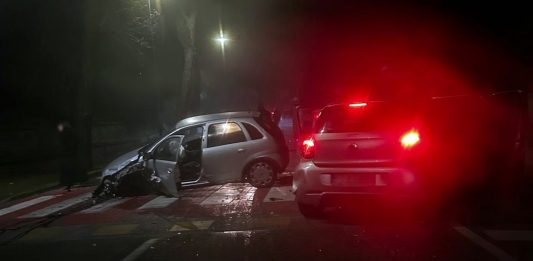 Carambola tra tre auto in città, sei feriti: tre in codice rosso