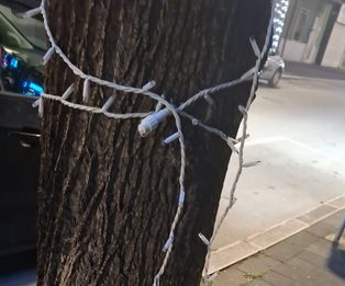 Telese, luminarie di nuovo nel mirino dei vandali: è il secondo episodio dall’inizio dell’anno