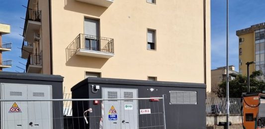 Parcheggi ‘cancellati’ in via Nenni e cabine elettriche sotto i balconi: protestano i residenti