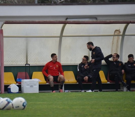 Benevento, prove di difesa a tre per Auteri in vista del derby: problemi per Manconi