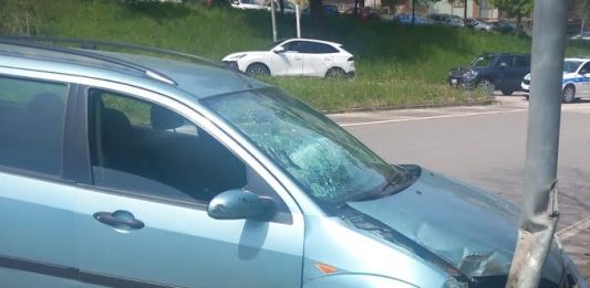 Auto contro un palo, paura per un 82enne