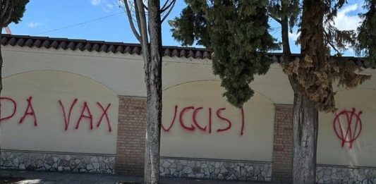 Sdegno a San Giorgio del Sannio, scritte no vax all’ingresso del cimitero