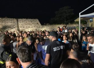 Rissa durante il concerto di Luché, giovane denunciato per lesioni