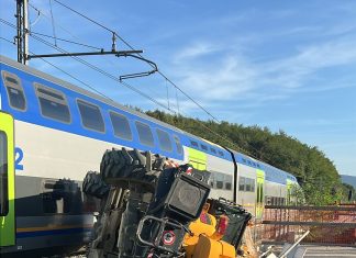 Gru sui binari, treno la urta e deraglia: macchinista evita il peggio