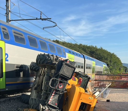 Gru sui binari, treno la urta e deraglia: macchinista evita il peggio