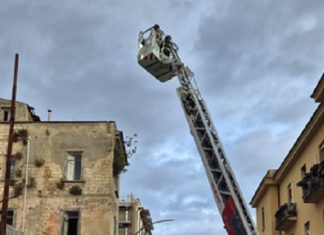 Edificio abbandonato a rischio crollo, scatta chiusura al traffico di via Adua