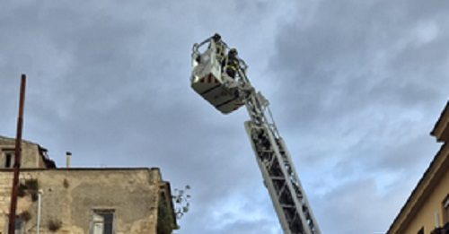 Edificio abbandonato a rischio crollo, scatta chiusura al traffico di via Adua