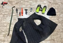 Sorpreso con coltello e arnesi da scasso, giovane nei guai