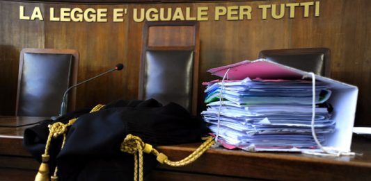 Diede fuoco al vicino dopo una lite, condannato a 16 anni