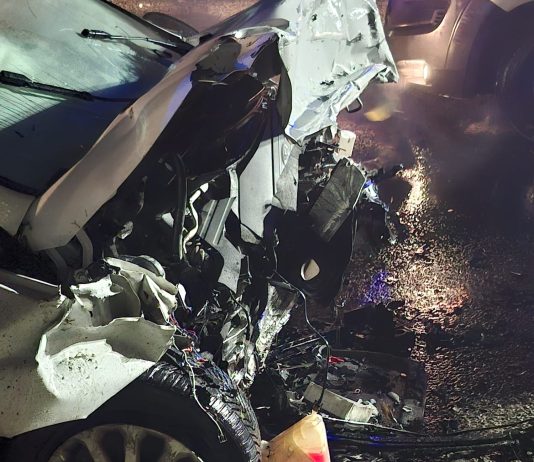 Scontro frontale, auto distrutte: due persone finiscono in ospedale