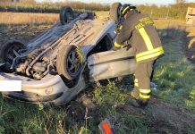 Incidente alle porte della città, auto si ribalta: quattro feriti