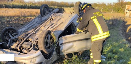 Incidente alle porte della città, auto si ribalta: quattro feriti, c’è anche una neonata