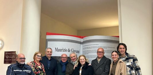 Maurizio De Giovanni fa tappa ad Amorosi: “La letteratura popolare per confrontarsi con la realtà”