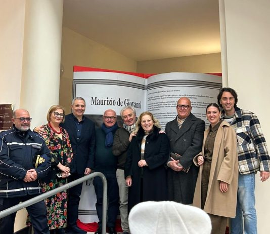 Maurizio De Giovanni fa tappa ad Amorosi: “La letteratura popolare per confrontarsi con la realtà”