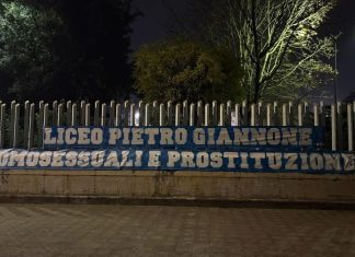 Striscione omofobo contro il ‘Giannone’, ondata di sdegno in città