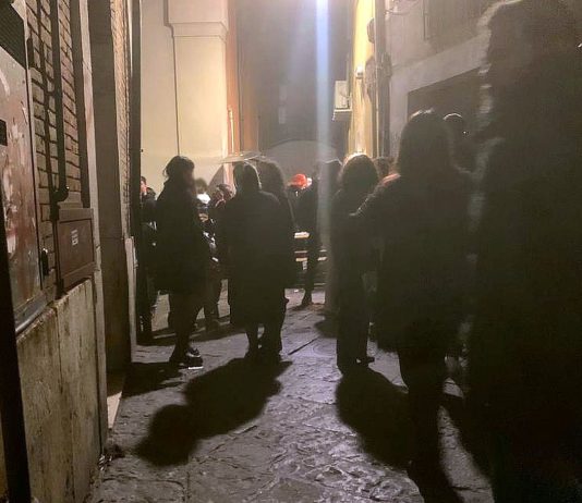 Giovane accoltellato in centro, è giallo