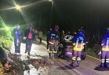 Auto finisce fuori strada sulla Provinciale, feriti tre giovani