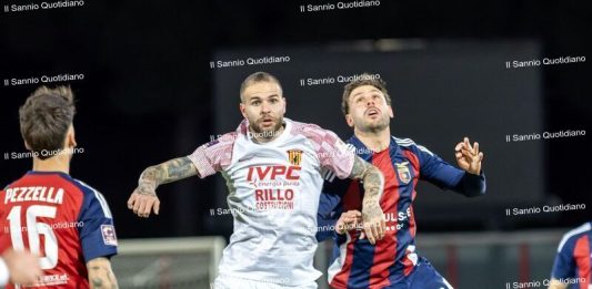 Il Benevento non vuole sprecare la chance per l’allungo: un solo cambio per Floro Flores