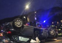 Auto centra due vetture parcheggiate e si ribalta: ferita ragazza