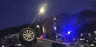 Auto centra due vetture parcheggiate e si ribalta: ferita ragazza