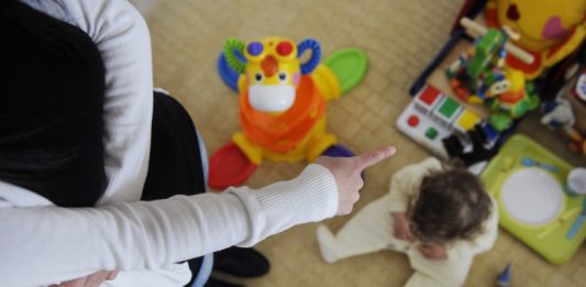 Bambini legati alle sedie, insultati e picchiati nell’asilo degli orrori: 5 indagate, ci sono anche 3 suore