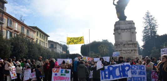 “Giù le mani dal nostro futuro”, studenti e docenti in piazza contro l’accorpamento ‘Sant’Angelo a Sasso’-‘Moscati’