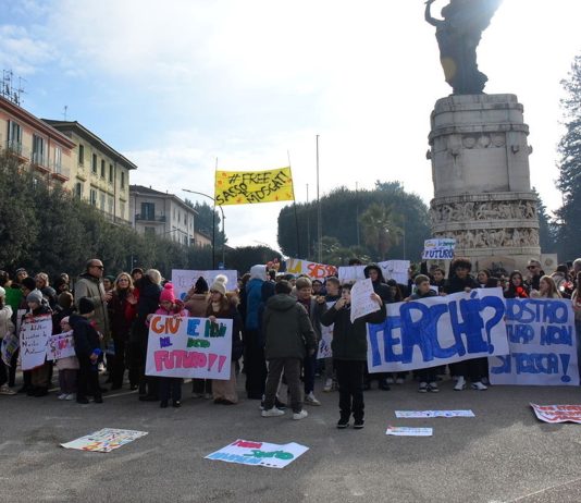 “Giù le mani dal nostro futuro”, studenti e docenti in piazza contro l’accorpamento ‘Sant’Angelo a Sasso’-‘Moscati’
