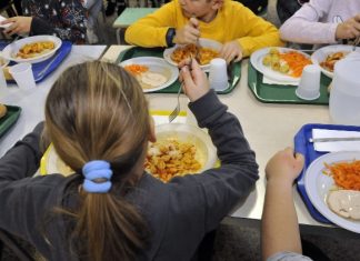 Mensa, le famiglie insistono: “Il pasto da casa non si può vietare”