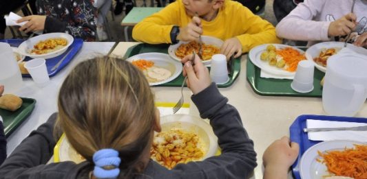 Mensa, le famiglie insistono: “Il pasto da casa non si può vietare”