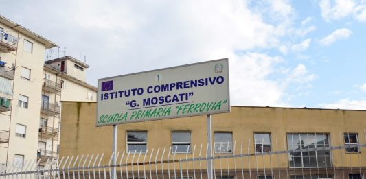 Raid vandalico alla ‘Moscati’: aule devastate e lezioni sospese, lo sdegno di Mastella