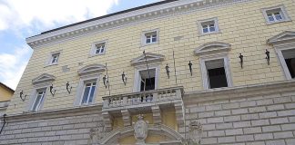 A Palazzo Paolo V si presenta il libro del pronipote di Mussolini, scoppia la polemica