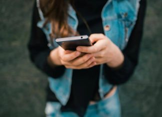 Sempre più online ma sempre più soli, il paradosso dei ragazzi social