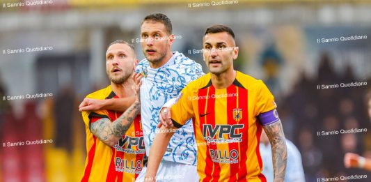 Il Benevento tiene botta e resta saldamente al comando
