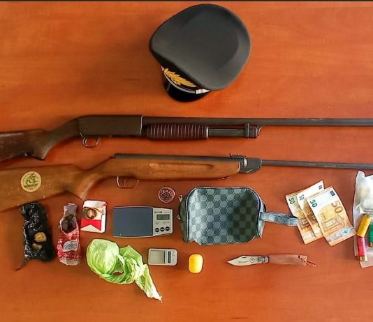 Droga e detenzione abusiva di armi: scattano le denunce