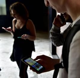 Gen Z e la “telefobia”. Ecco perché oggi si preferiscono i messaggi alle chiamate