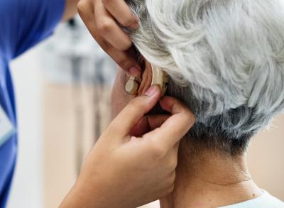 apparecchio_acustico_123rf