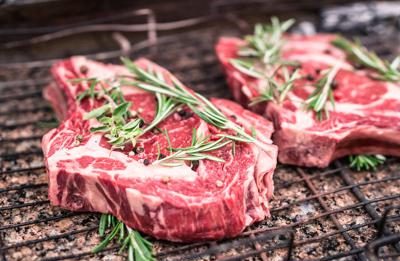 Alzheimer, mangiare più carne può proteggere il cervello: lo studio