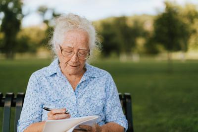 115870291_l_ANZIANA_SIGNORA_123RF