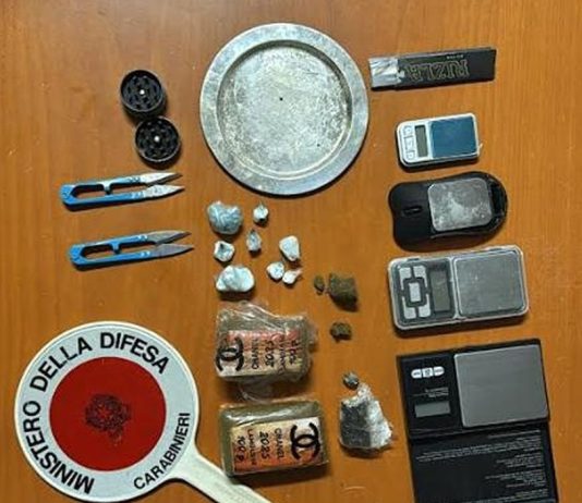 Hashish e cocaina nascosti tra casa e auto, 41enne ai domiciliari